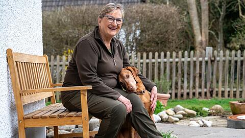Das ist noch mal gut gegangen: Jutta Zedelmaier und ihr Hund Urax müssen keine zusätzlichen Rundfunkgebühren zahlen. Stattdessen gibt es eine angenehme Überraschung für den Rüden.