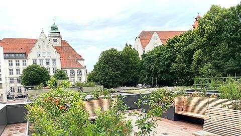 Endlich fertig und geöffnet: So schaut's aus auf einer der zwei neuen Dachterrassen am Schwabinger Elisabethmarkt. Im Hintergrund ist das benachbarte Giselagymnasium zu sehen.