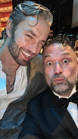 Fröhlich: Model Simon Lohmeyer mit Schriftsteller Anton Leiss-Huber ("Der große Ufa-Bluff"). Fröhlich: Model Simon Lohmeyer mit Schriftsteller Anton Leiss-Huber ("Der große Ufa-Bluff").