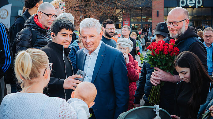 Kritische Fragen bekommt OB Dieter Reiter bei seinem Wahlkampf kaum zu h&ouml;ren. Vor dem Einkaufszentrum in Neuperlach wollen die Leute lieber Selfies machen.