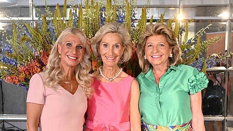 Karin Baumüller-Söder (v.l.), CeU-Präsidentin Kristina Tröger und Babette Albrecht (Aldi) bei der Verleihung des "CeU loves Kunst"-Award im Mandarin Oriental. Karin Baumüller-Söder (v.l.), CeU-Präsidentin Kristina Tröger und Babette Albrecht (Aldi) bei der Verleihung des "CeU loves Kunst"-Award im Mandarin Oriental.