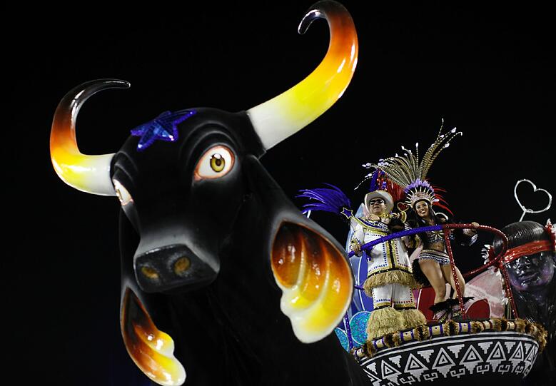 In der Stadt am Zuckerhut ist der "Carnaval 2012" auf seinem Höhepunkt: Zehntausende Tänzer, Tänzerinnen und Trommler zogen in der Nacht zum Dienstag erneut mit riesigen Motivwagen durch Rios Sambódromo an begeisterten Zuschauern vorbei - sehen Sie hier die Bilder...
