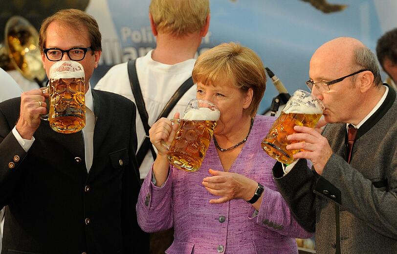 Oans, zwoa, gsuffa. Auf dem Gillamooser Volksfest pflegt Angela Merkel bayerische Gewohnheiten.