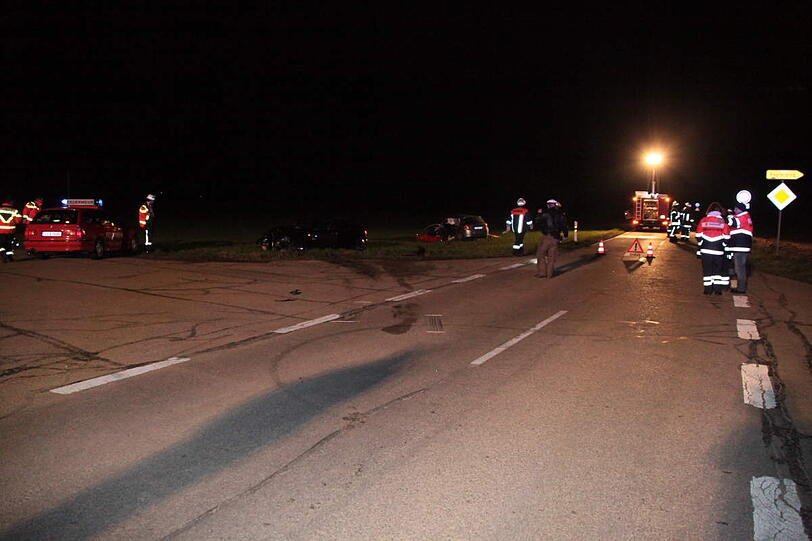 Horror-Unfall im Landkreis Erding: Ein Ehepaar stirbt nach einem Zusammenstoß mit einem 26-jährigen Autofahrer. Der Mann wird leicht verletzt. Die Ursache des Unfalls, der sich am späten Mittwochnachmittag ereignete, ist noch unklar. Hier sehen Sie die Bilder vom Unfallort.