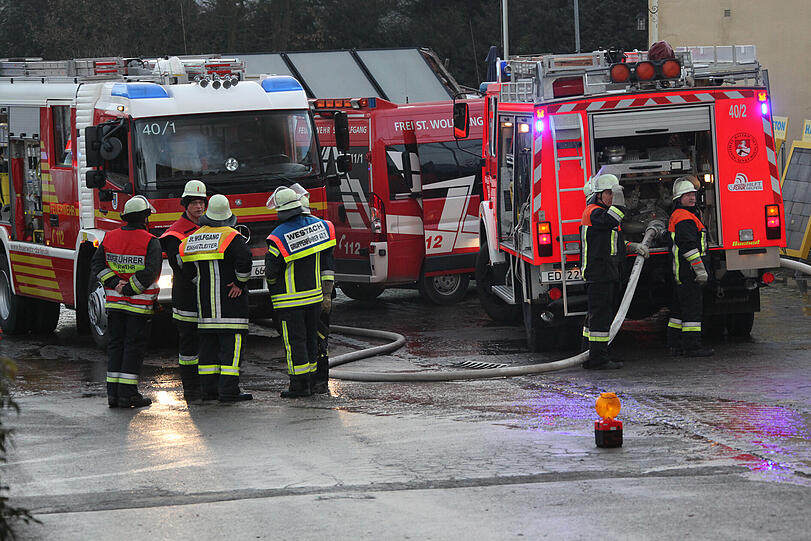 Brand in einer Lagerhalle in St. Wolfgang. Wir haben die Bilder...