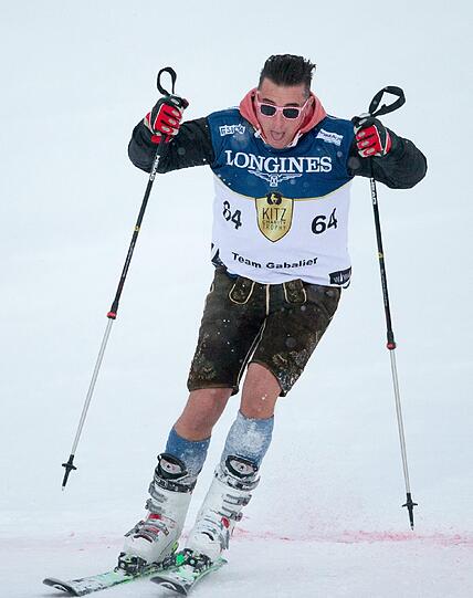 In Tracht auf der Piste: Volks-Rock&rsquo;n&rsquo;Roller Andreas Gabalier bleibt sich auf Skiern treu, behält seine Lederhosn und die Sonnenbrille an. Hier fährt er bei der Kitz Charity Trophy mit.