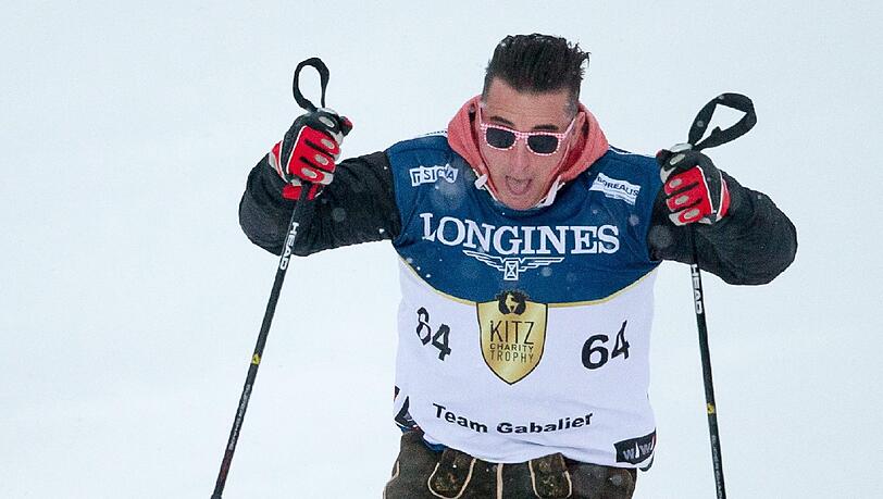 In Tracht auf der Piste: Volks-Rock&rsquo;n&rsquo;Roller Andreas Gabalier bleibt sich auf Skiern treu, behält seine Lederhosn und die Sonnenbrille an. Hier fährt er bei der Kitz Charity Trophy mit.