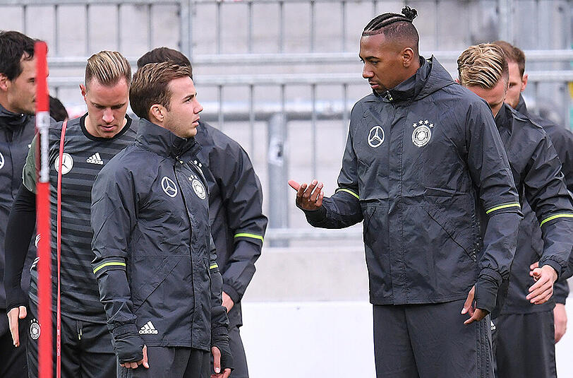Mario Götze und Jerome Boateng (rechts) im Training der deutschen Nationalmannschaft in Hamburg.