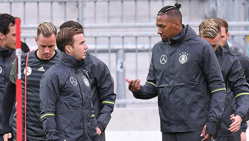 Mario Götze und Jerome Boateng (rechts) im Training der deutschen Nationalmannschaft in Hamburg. Mario Götze und Jerome Boateng (rechts) im Training der deutschen Nationalmannschaft in Hamburg.