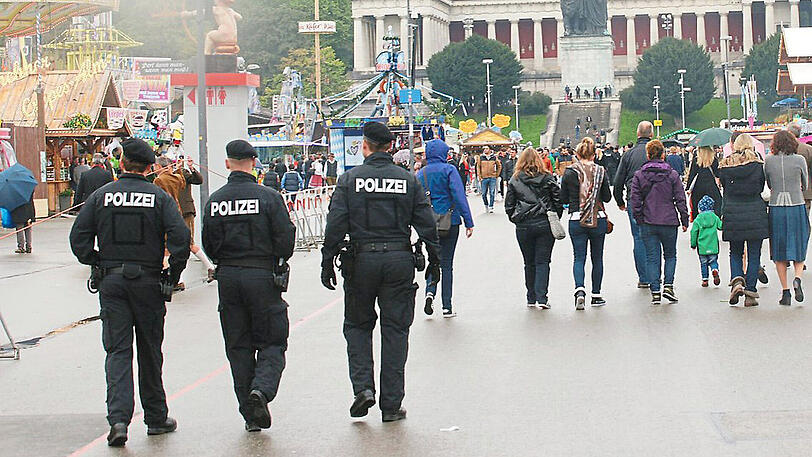 Alles im Blick: Polizisten patrouillieren über die Theresienwiese.