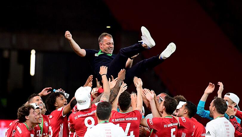 Die Bayern-Stars ließen ihren Coach nach dem Pokal-Erfolg hochleben. Die Bayern-Stars ließen ihren Coach nach dem Pokal-Erfolg hochleben.