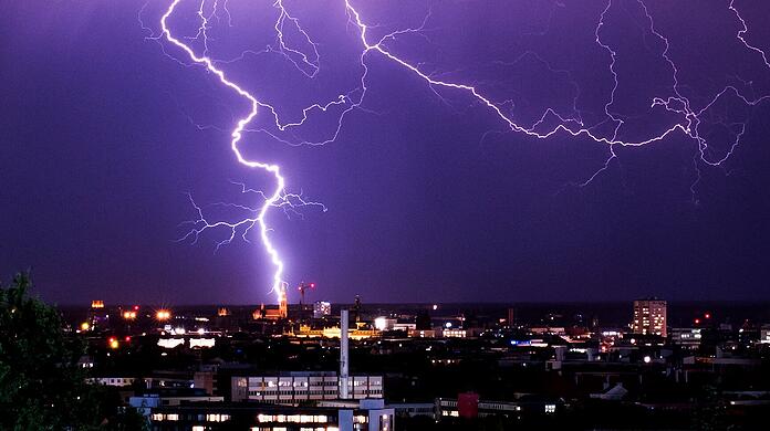Den Prognosen des Deutschen Wetterdienstes zufolge drohen Unwetter mit Gewittern, Starkregen, Hagel und stürmischen Böen.