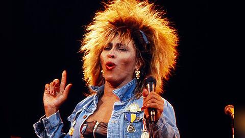 Tina Turner rockt im Jahr 1985 auf der Bühne.