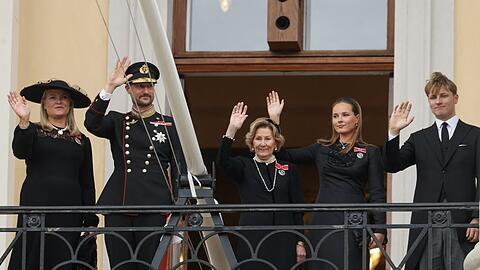 Die K&ouml;nigsfamilie Norwegens auf dem Schlossbalkon.