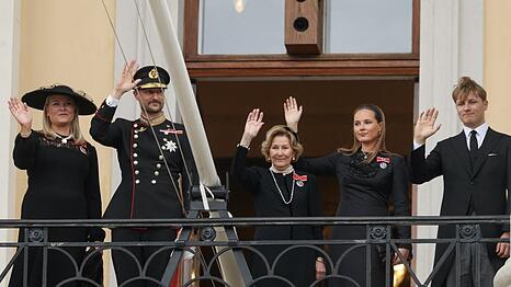 Die K&ouml;nigsfamilie Norwegens auf dem Schlossbalkon.