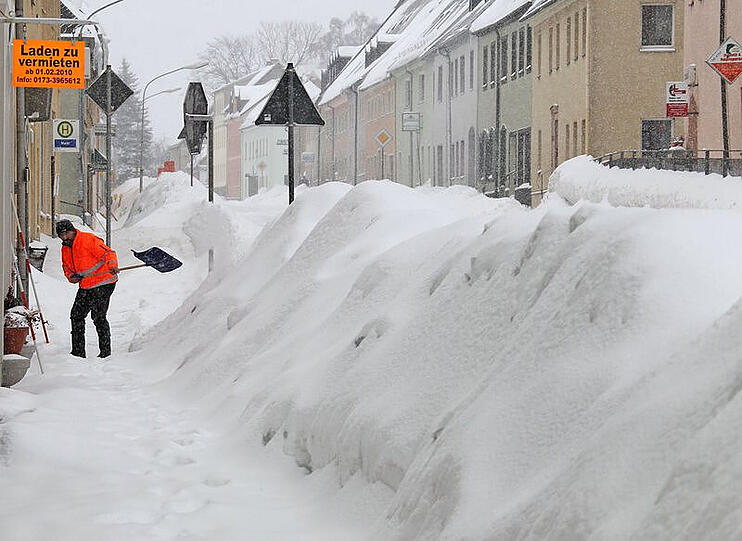 Ein Mann im Kampf gegen die Schneemassen
