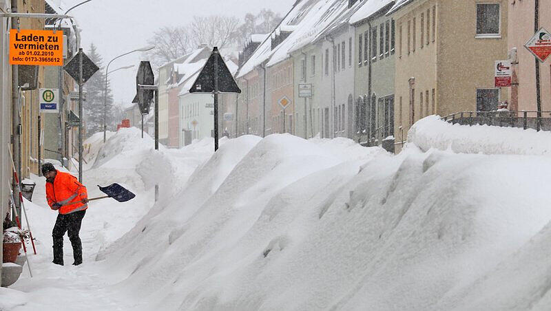 Ein Mann im Kampf gegen die Schneemassen Ein Mann im Kampf gegen die Schneemassen