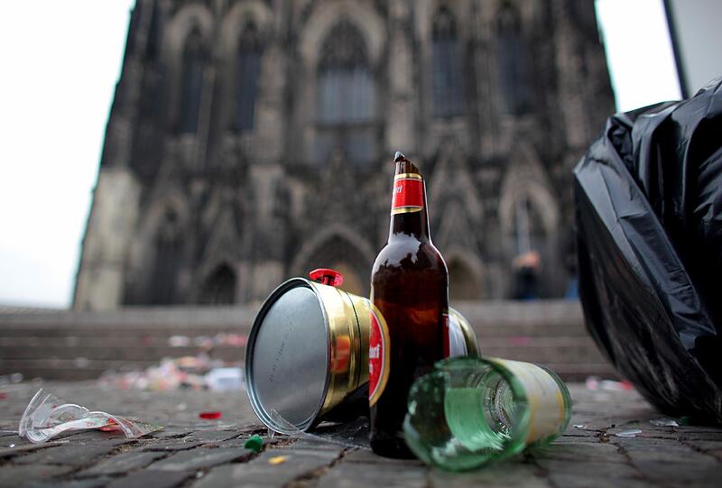 Und auch in der Jecken-Hochburg Köln zeugen nur noch Überreste auf der Straße vom Karnevals-Treiben.