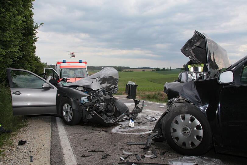 Frontalzusammenstoß: Ein VW und ein Seat krachen im Landkreis Landshut zusammen. Drei Menschen werden verletzt, zwei davon schwer.