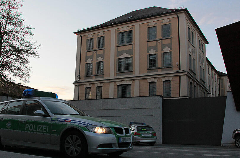 Die JVA Traunstein. Hier wurde der 75-jährige Tatverdächtige leblos in seiner Zelle aufgefunden.