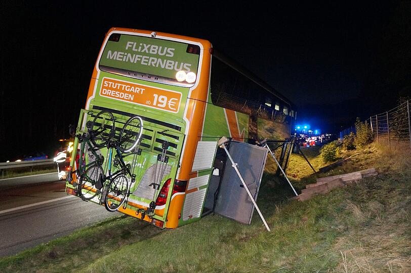 Der nahe Wittstock verunglückte Reisebus wurde abgestützt.