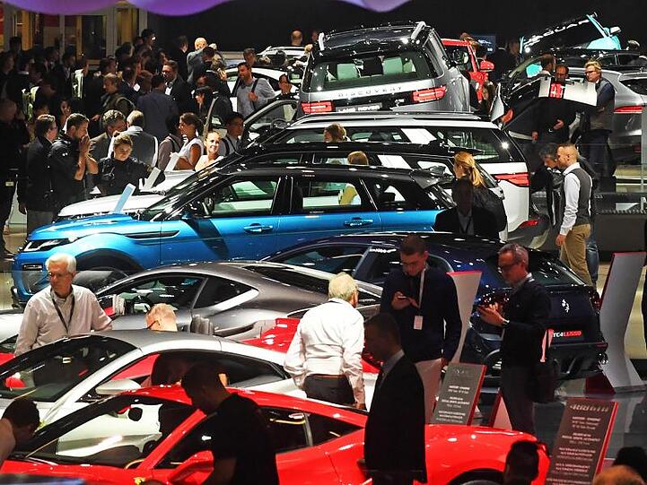 Besucher drängen sich 2017 auf der IAA in Frankfurt am Main.
