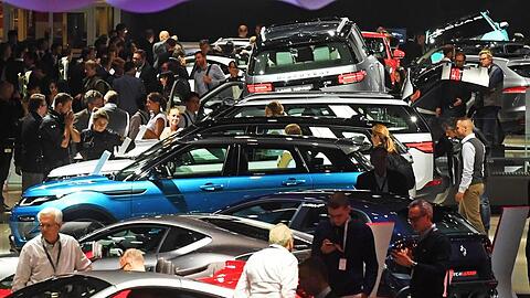 Besucher drängen sich 2017 auf der IAA in Frankfurt am Main.
