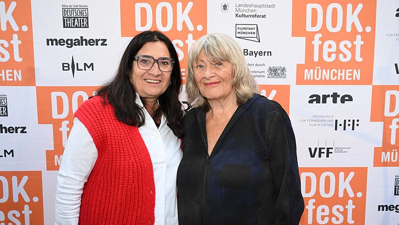 Regisseurin und Produzentin Sabine Derflinger (l) und Alice Schwarzer.