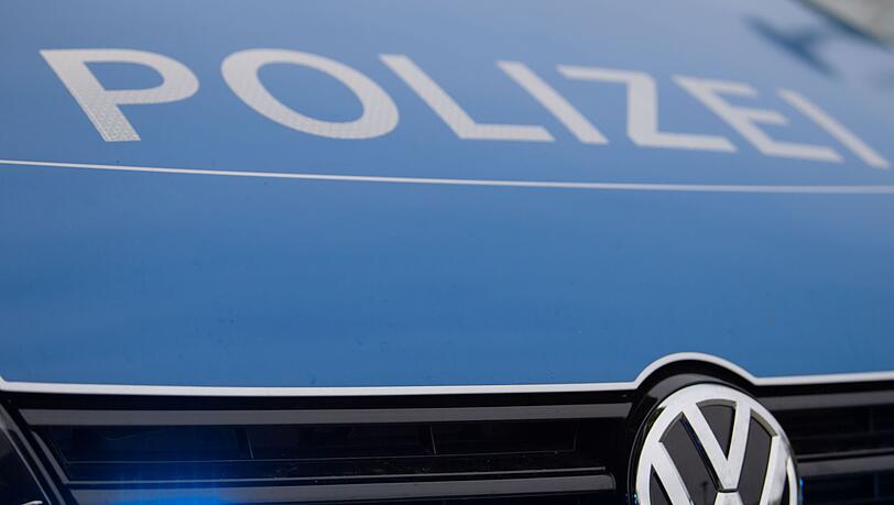 In Plattling entkam ein verurteilter Straftäter bei einem Freigang, die Polizei fahndet nach dem Mann. (Symbolbild)