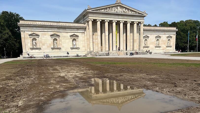 Die Wiese vor der Glyptothek ist aktuell nach Konzerten und Regen in einem bedauerlichen Zustand. Aber ist das Ausrollen eines neues Rasens überhaupt sinnvoll, wenn diesen bald die IAA wieder zerstört?