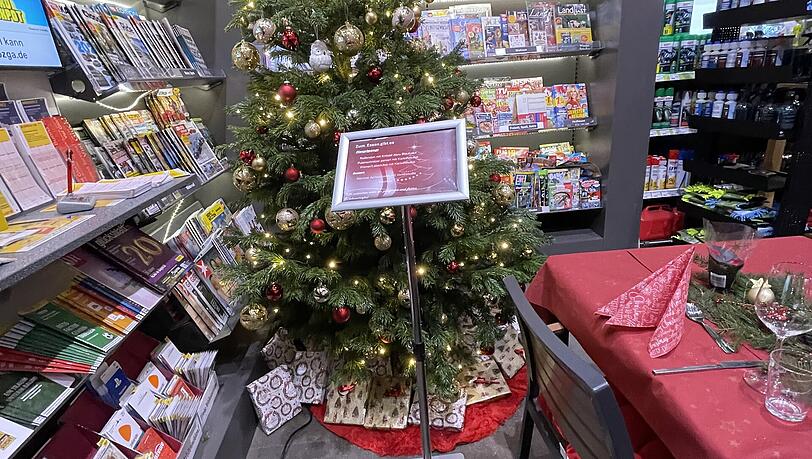 Zwischen Zeitschriften und Getränken hat der Tankstellenpächter letztes Jahr zum ersten Mal einen Christbaum aufgestellt. Das macht er heuer wieder für seine Heiligabend-Gäste. Zwischen Zeitschriften und Getränken hat der Tankstellenpächter letztes Jahr zum ersten Mal einen Christbaum aufgestellt. Das macht er heuer wieder für seine Heiligabend-Gäste.