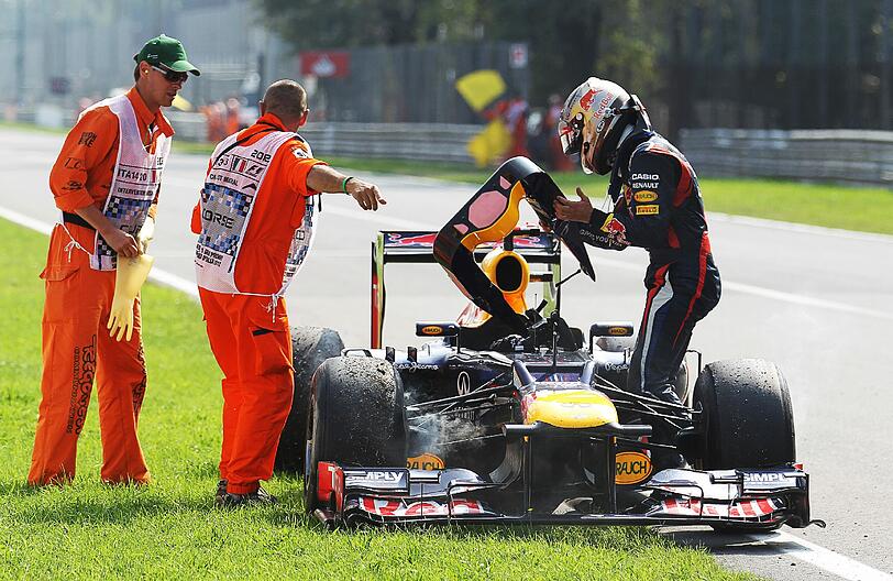Schon von einer überharten Durchfahrtstrafe zurückgeworfen, musste der Doppel-Weltmeister seinen Red Bull am Sonntag in Monza fünf Runden vor Schluss abstellen.