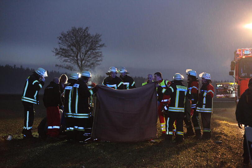 In Forstinning wurde eine Frau angefahren und schwer verletzt - Bilder von der Unfallstelle