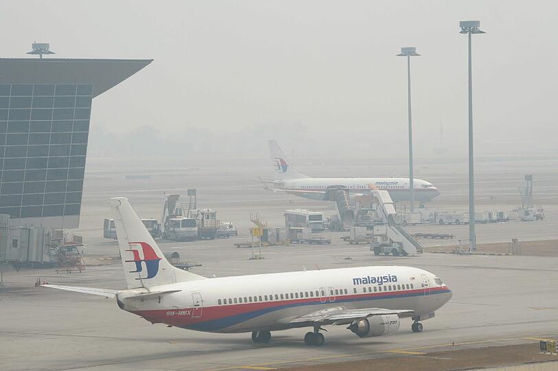 Und sollte von da aus nach Peking. Auf dem Weg dorthin verschwindet die Boeing von den Radarschirmen - ohne Notruf. Dann fliegt sie nach derzeitigen Erkenntnissen noch sieben Stunden weiter.