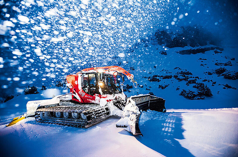 Das Foto vom Januar 2015 zeigt ein Bild aus einer Reportage über die Arbeit der Pistenraupenfahrer im Kleinwalsertal. Die Serie des Fotografen Dominik Berchtold wurden zum Sieger in der Kategorie "Nachwuchspreis" beim Pressefoto Bayern 2015 gekürt.