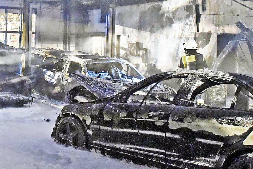 Bei einem Großbrand in einer Luxusautowerkstatt entstand erheblicher Sachschaden.