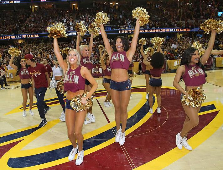 Im ersten Duell der NBA-Finalserie gingen die Cleveland Cavaliers gegen die Golden State Warriors unter. In jeder Hinsicht obenauf: die Cheerleader der Cavs! Sehen Sie selbst - die Bilder...