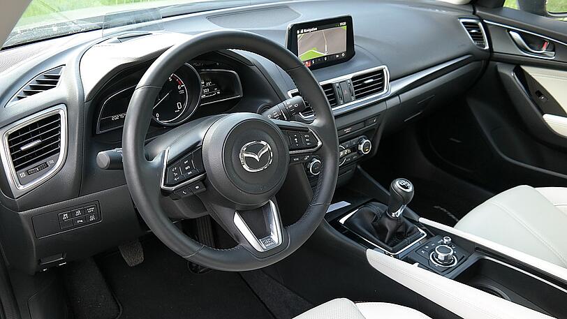 Feinschliff im Innenraum: Der Japaner hat beim Facelift ein neues Lenkrad und ein Head-up-Display mitgekriegt.