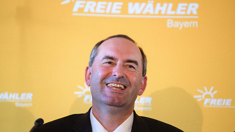 FW-Chef Hubert Aiwanger ist am Montag bester Laune.