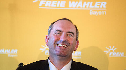 FW-Chef Hubert Aiwanger ist am Montag bester Laune.