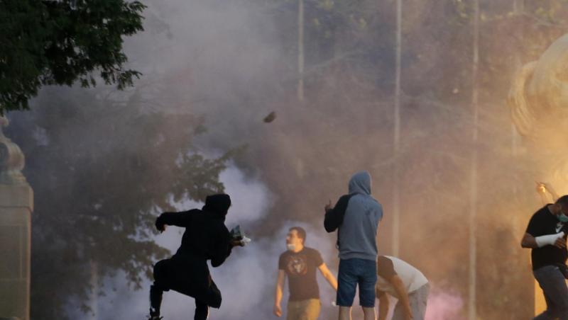 Demonstranten stoßen bei Protesten in Belgrad mit Polizisten zusammen. Demonstranten stoßen bei Protesten in Belgrad mit Polizisten zusammen.
