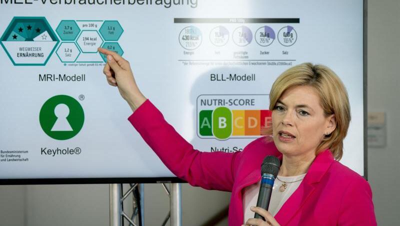 Julia Klöckner (CDU), Bundesministerin für Ernährung und Landwirtschaft, stellt ihr Konzept einer geplanten Verbraucherumfrage über neue "Nährwert-Logos" vor. Julia Klöckner (CDU), Bundesministerin für Ernährung und Landwirtschaft, stellt ihr Konzept einer geplanten Verbraucherumfrage über neue "Nährwert-Logos" vor.