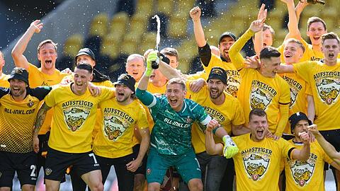Die Dynamo-Spieler feiern den Aufstieg in die 2. Liga.