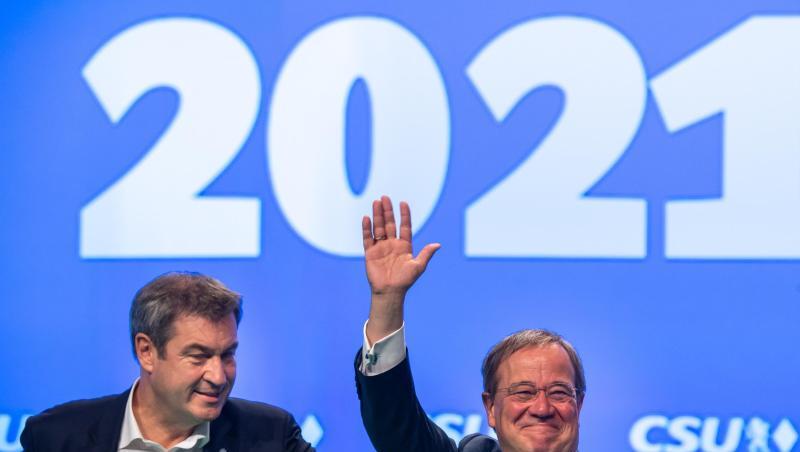 Markus Söder (l), CSU-Parteivorsitzender und Ministerpräsident von Bayern, und Armin Laschet, Unions-Kanzlerkandidat und CDU-Vorsitzender, stehen beim Parteitag der CSU gemeinsam auf der Bühne.