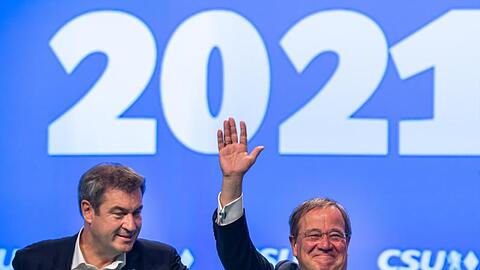 Markus Söder (l), CSU-Parteivorsitzender und Ministerpräsident von Bayern, und Armin Laschet, Unions-Kanzlerkandidat und CDU-Vorsitzender, stehen beim Parteitag der CSU gemeinsam auf der Bühne.