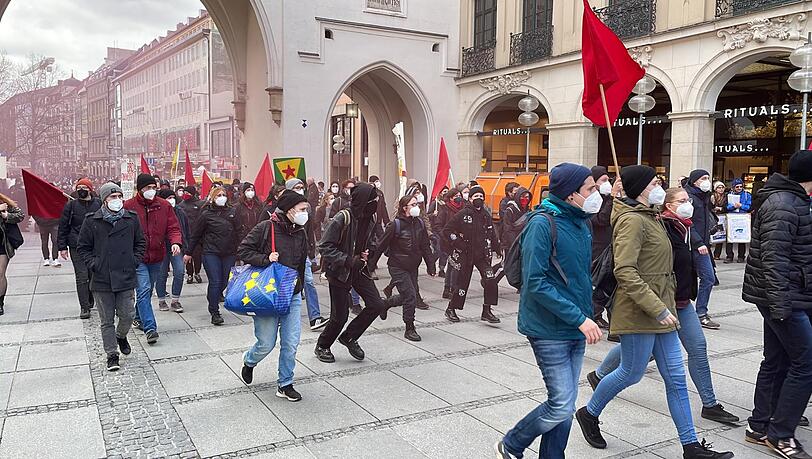 Der sogenannte Schwarze Block am Karlstor. Der sogenannte Schwarze Block am Karlstor.