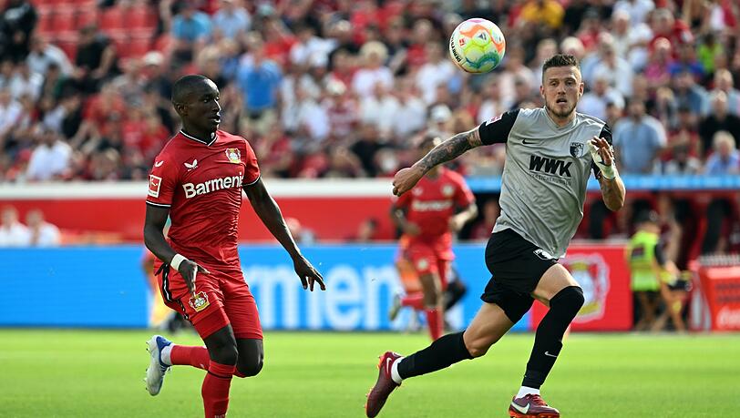 Leverkusens Moussa Diaby spielt den Ball.