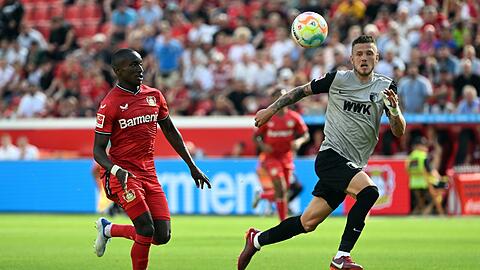 Leverkusens Moussa Diaby spielt den Ball.