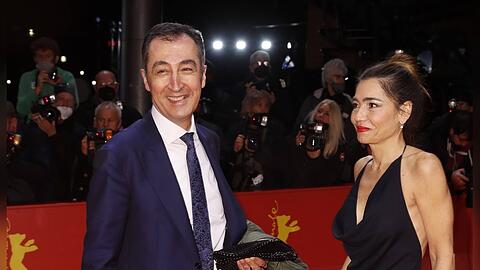 Cem Özdemir und Ehefrau Pia Castro auf dem roten Teppich der Berlinale 2022.