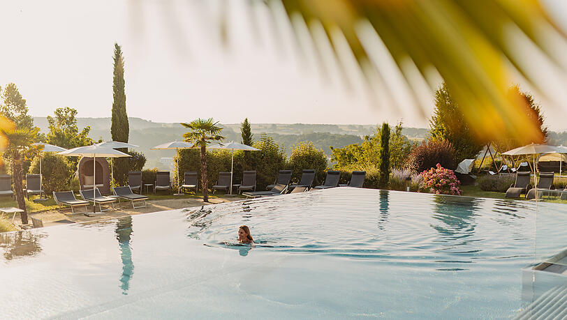 Die 6.500 Quadratmeter große Thermen-, Wasser- und Saunawelt bietet alles, was das Wellnessherz begehrt.